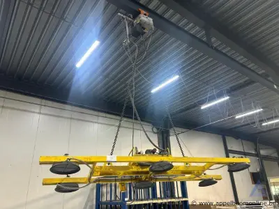 Vacuümheffer met takel van het merk GEDI, met een maximale hefcapaciteit van 400 kg. Voorzien van een afstandsbediening – kavel bij Appelboom