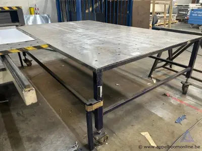 Metalen werktafel met een geperforeerd blad, voorzien van een verrijdbaar onderstel – kavel bij Appelboom