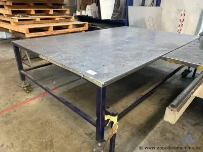 Grote metalen werktafel met een geperforeerd metalen blad. Voorzien van wielen – kavel bij Appelboom
