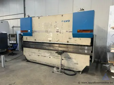 Industriële kantbank LVD PPEB 110/40 CAD-CNC, serienummer 25794, met een maximale capaciteit van 1100 kN en een vermogen van 20 kW. Het toestel wer… – kavel bij Appelboom