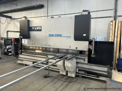 Industriële kantbank LVD Easy-Form PPEB 135/42, bouwjaar 2013, met een vermogen van 27 kW en een maximale capaciteit van 1350 kN. Voorzien van een… – kavel bij Appelboom