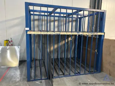 Metalen staand opslagrek met twee niveaus, elk voorzien van meerdere verticale compartimenten – kavel bij Appelboom