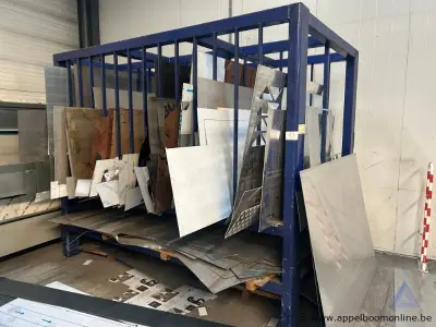 Lot bestaande uit een metalen rek gevuld met diverse metalen platen en reststukken. De platen variëren in afmeting en type – kavel bij Appelboom