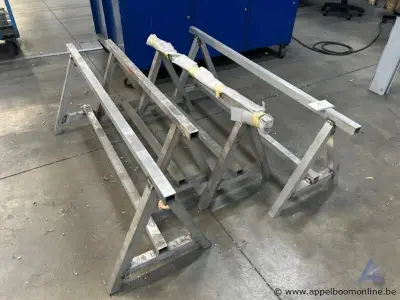 3 metalen schragen – kavel bij Appelboom