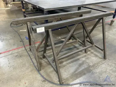 twee metalen schragen – kavel bij Appelboom