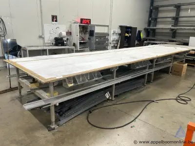Lange werktafel met metalen onderstel – kavel bij Appelboom