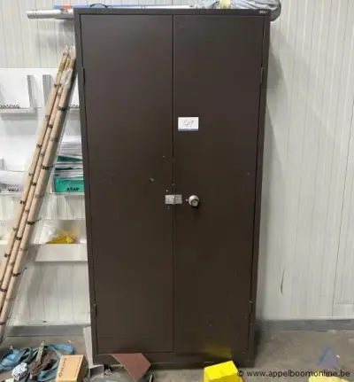 Metalen kast met inhoud – kavel bij Appelboom