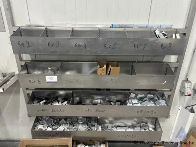 Lot metalen beugels in diverse kleuren en afmetingen – kavel bij Appelboom