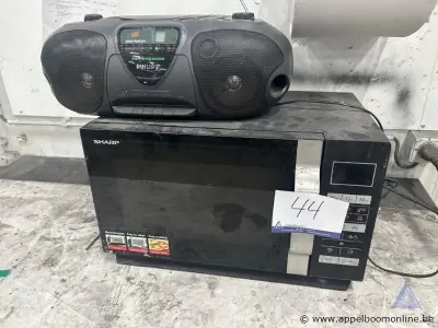 Magnetron van het merk SHARP. Inclusief een radio-cassette-CD speler van het merk PHILIPS, model AZ 8052, met Bass Reflex en 3 Band Equalizer – kavel bij Appelboom