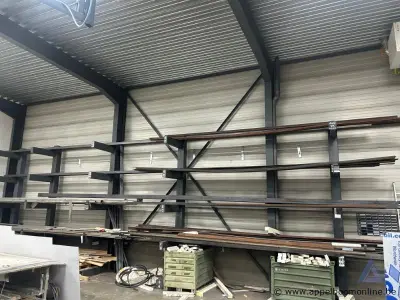 Inhoud van het rek bestaande uit diverse metalen profielen en buizen – kavel bij Appelboom