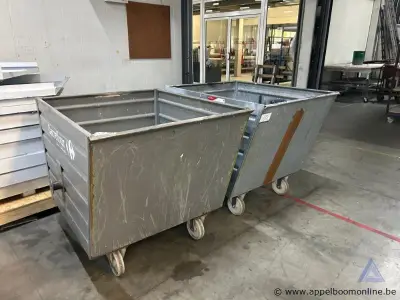 2 metalen rolcontainers op wielen – kavel bij Appelboom