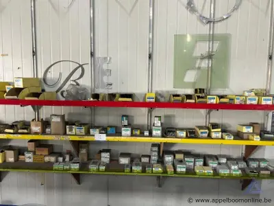 Lot bestaande uit diverse schroeven en bevestigingsmaterialen van het merk PGB-FASTENERS – kavel bij Appelboom