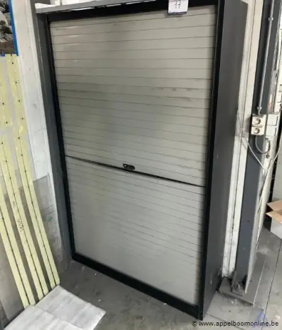 Metalen roldeurkast inhoudend diverse elektronische componenten, LED-strips en kabels – kavel bij Appelboom