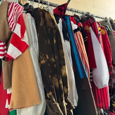 Ca. 107x Kind, piraat, cowboy, lederhozen en Hawaï – kavel bij Onlineveilingmeester, Drachten