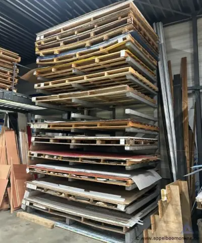 rek inhoudend diverse plaatmaterialen, waaronder houten panelen en kunststof/plexi platen – kavel bij Appelboom