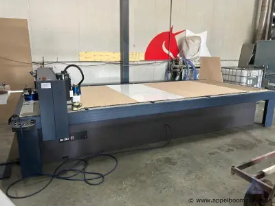 CNC freesmachine van het merk COSIGN GRAPHIC SYSTEMS. Voorzien van een bedieningspaneel met vacuüm- en stofzuigerfuncties. 22646 werkuren – kavel bij Appelboom