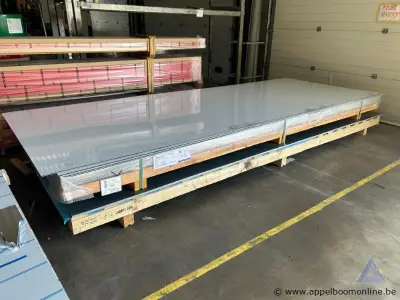 Lot van 37 gelakte aluminium platen, afmetingen 4000x1500x2 mm. De platen zijn voorzien van een PVDF coating in granietgrijs (RAL 7026) en bescherm… – kavel bij Appelboom