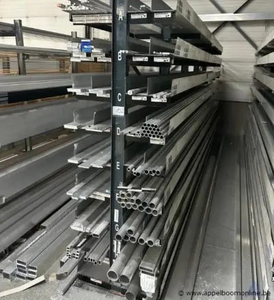 inhoud van het rek bestaande uit diverse aluminium profielen, staven en buizen – kavel bij Appelboom