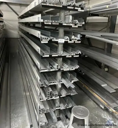 Rek inhoudende aluminium profielen – kavel bij Appelboom