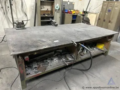 Metalen werkbank met een zwaar metalen blad. Voorzien van twee gemonteerde bankschroeven en een handbediende plaatknipper – kavel bij Appelboom