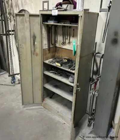 Metalen gereedschapskast inhoudend diverse handgereedschappen, waaronder moersleutels, tangen, schroevendraaiers en boren – kavel bij Appelboom