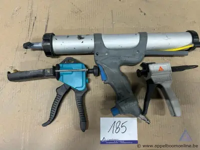 Lot kitspuiten, diverse types, waaronder een pneumatische kitspuit en een handmatige kitspuit van Sika – kavel bij Appelboom
