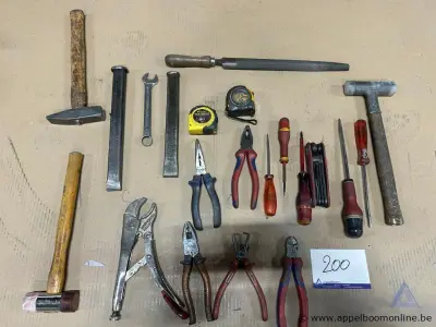Lot divers handgereedschap, waaronder hamers, beitels, tangen, schroevendraaiers, een moersleutel, een vijl en rolmaten – kavel bij Appelboom