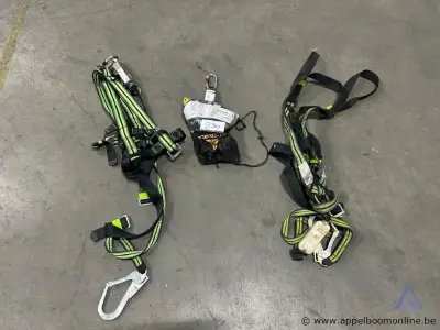 2x veiligheidsharnas DELTAPLUS, met karabiners en valbeveiliging – kavel bij Appelboom