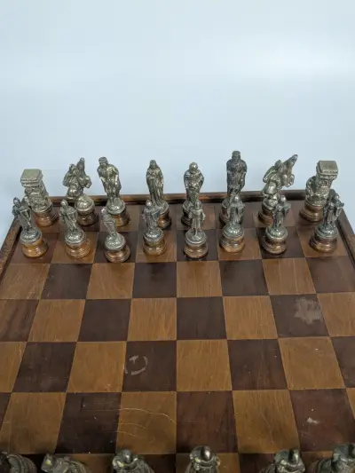 Schaakspel met houten schaakbord en metalen schaakstukken – kavel bij De Kringwinkel, Sint-Niklaas