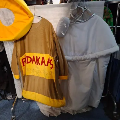 2x Verkleedpakken pindakaas en lamp – kavel bij Onlineveilingmeester, Drachten