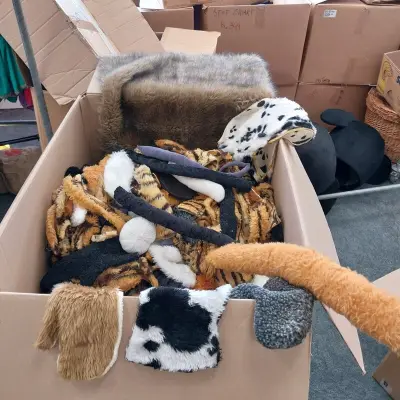 Kerst en Sint pruiken baarden stof dierenprint/bont – kavel bij Onlineveilingmeester, Drachten