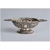 Een 18e eeuwse zilveren brandewijnkom, Sneek 1780, meesterteken Jan Pieters Rienstra (1745-1832).Gedecoreerd met bloemenranken h 7 cm, b 25 cm, 69… – kavel bij Zuydwal Veilingen