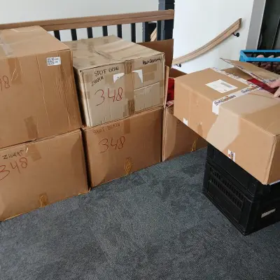 Grote dozen vol gekleurde stoffen – kavel bij Onlineveilingmeester, Drachten