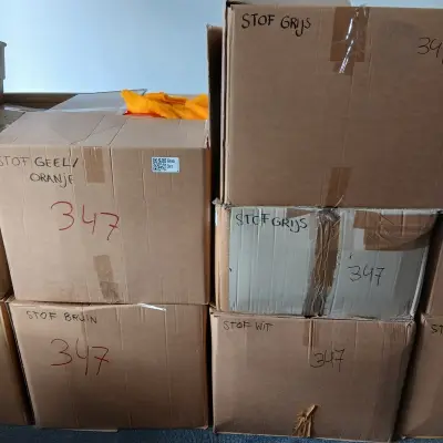 5x Dozen vol met diverse soort/kleuren stof – kavel bij Onlineveilingmeester, Drachten