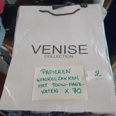 Groot lot van 70 papieren winkelzakken met touwhandvaten van het merk Venise Collection lot 2 – kavel bij Goeiendeal, Lommel