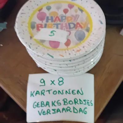 Set van 9 verpakkingen met elk 8 kartonnen gebaksbordjes met "Happy Birthday" verjaardagsprint lot 5 – kavel bij Goeiendeal, Lommel
