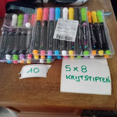 Set van 5 verpakkingen met elk 8 uitwisbare vloeibare krijtstiften lot 10 – kavel bij Goeiendeal, Lommel