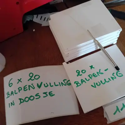 Set van 6 verpakkingen met elk 20 balpennenvullingen in doosje lot 11 – kavel bij Goeiendeal, Lommel