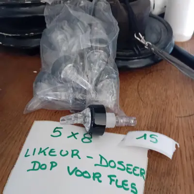 Set van 5 verpakkingen met elk 8 likeur-doseerdoppen voor flessen lot 15 – kavel bij Goeiendeal, Lommel