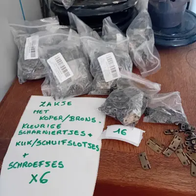 Set van 6 zakjes met koper/bronskleurige scharniertjes, klik/schuifslotjes en schroefjes lot 16 – kavel bij Goeiendeal, Lommel