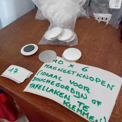 Set van 6 verpakkingen met elk 10 magneetknopen voor het klemmen van douchegordijnen of tafellaken lot 17 – kavel bij Goeiendeal, Lommel