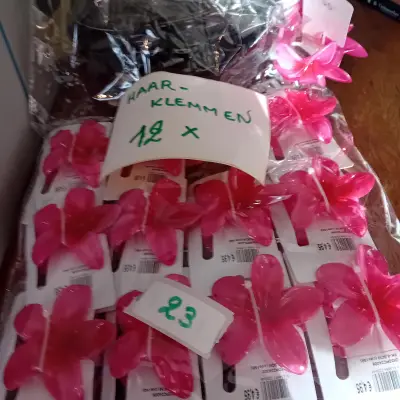 Set van 12 haarklemmen in de vorm van roze bloemen lot 23 – kavel bij Goeiendeal, Lommel