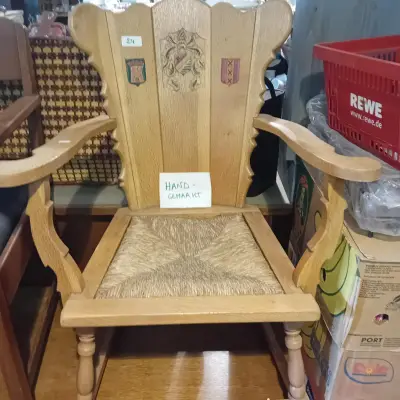 Klassieke handgemaakte armstoel met rieten zitting en decoratieve wapenschilden op de rugleuning lot 24 – kavel bij Goeiendeal, Lommel