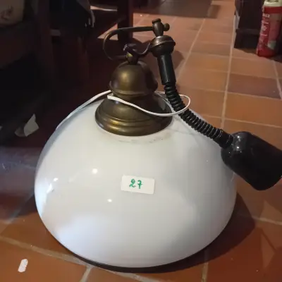 Klassieke hanglamp met grote witte bolvormige kap lot 27 – kavel bij Goeiendeal, Lommel
