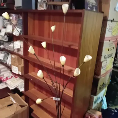 Decoratieve vloerlamp / sfeerlamp met een vertakte structuur van negen kelkvormige lampenkapjes lot 37 – kavel bij Goeiendeal, Lommel