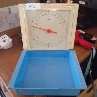 Analoge keukenweegschaal (tot 3 kg) met een losse blauwe kunststof opvangschaal lot 43 – kavel bij Goeiendeal, Lommel