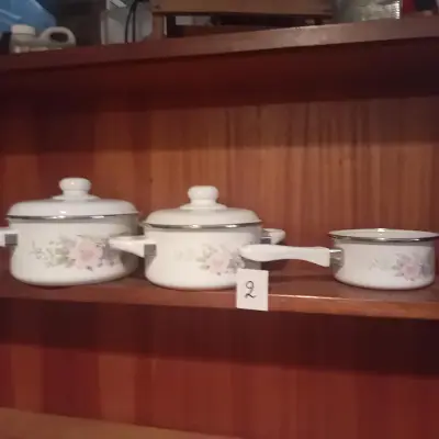 Driedelig kookset bestaande uit twee kookpannen met deksel en een steelpan, gedecoreerd met een rozenmotief lot 2 – kavel bij Goeiendeal, Lommel