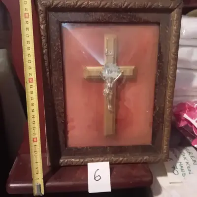Ingekaderd kruisbeeld / crucifix met Jezusfiguur onder glas lot 6 – kavel bij Goeiendeal, Lommel