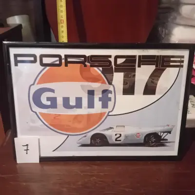 Ingekaderde poster van Porsche 917 Gulf met racenummer 2 lot 7 – kavel bij Goeiendeal, Lommel