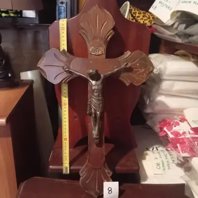 Kruisbeeld / crucifix met gedetailleerd afgewerkte kruisuiteinden op een houten achtergrondpaneel lot 8 – kavel bij Goeiendeal, Lommel